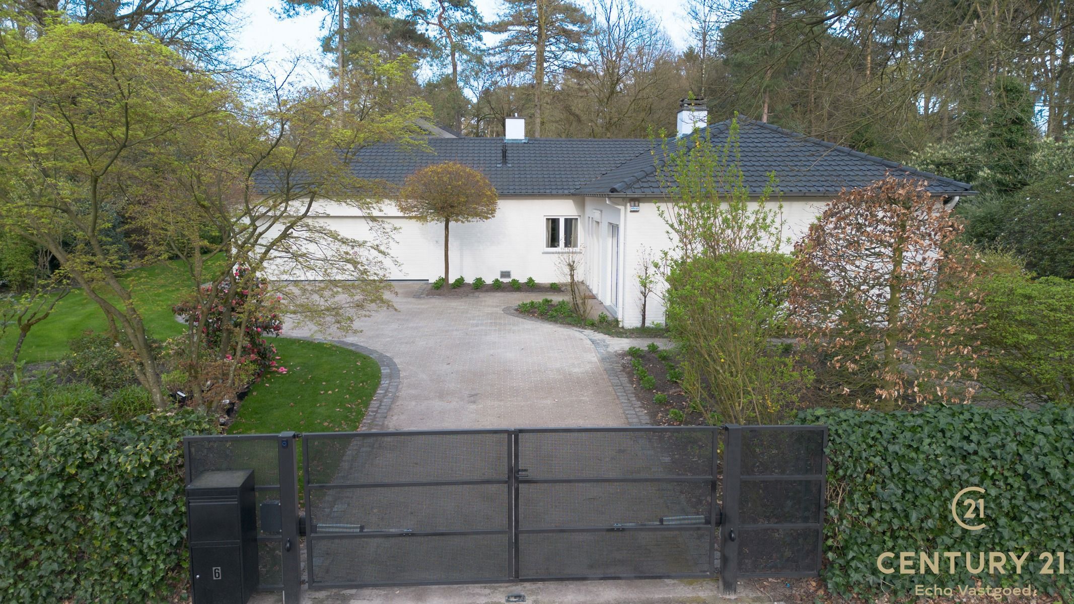 Gelijkvloerse fraaie villa met prachtige tuin op ca 1700m² foto 28