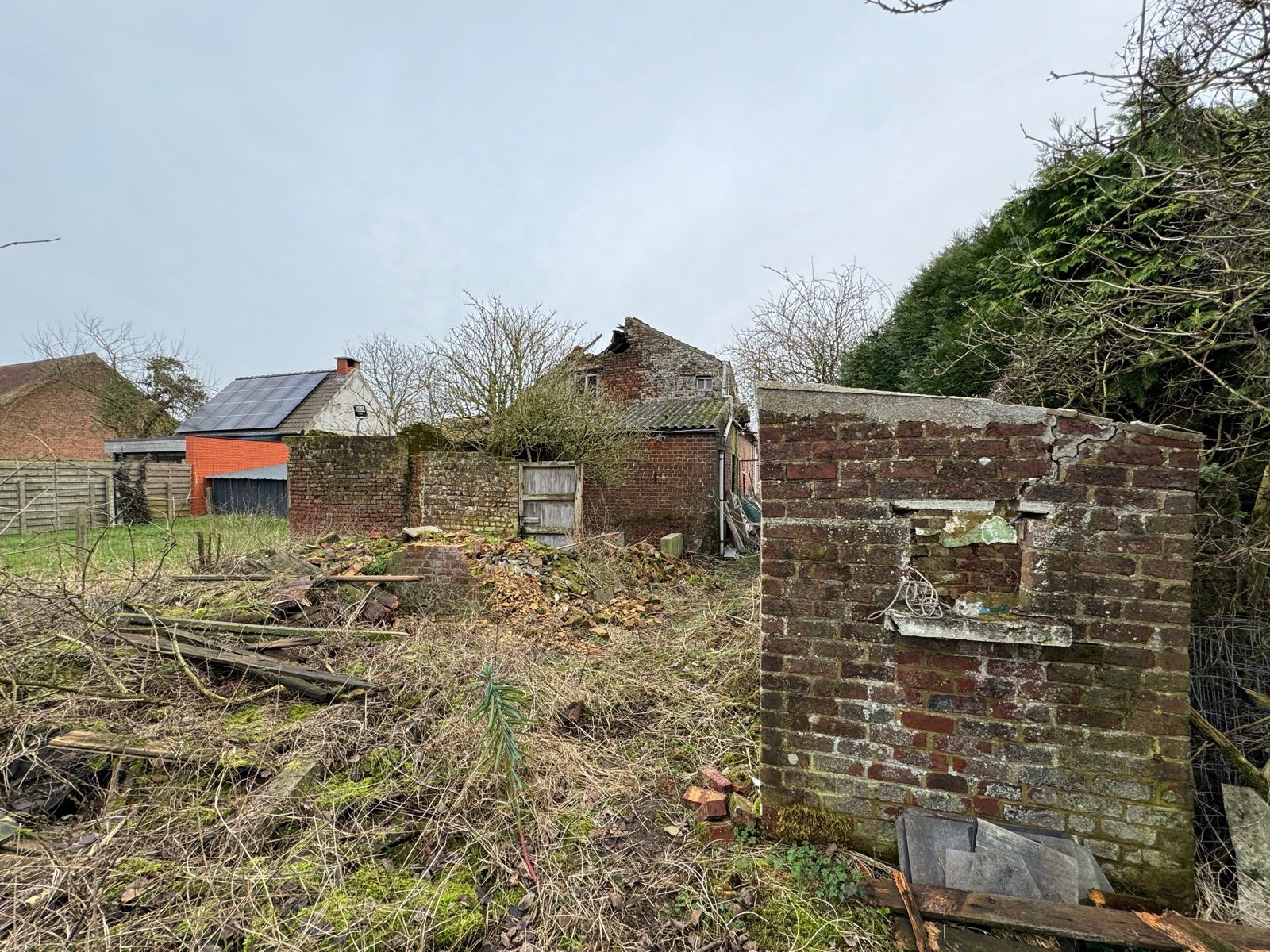 Volledig te renoveren woning met grote tuin foto 3