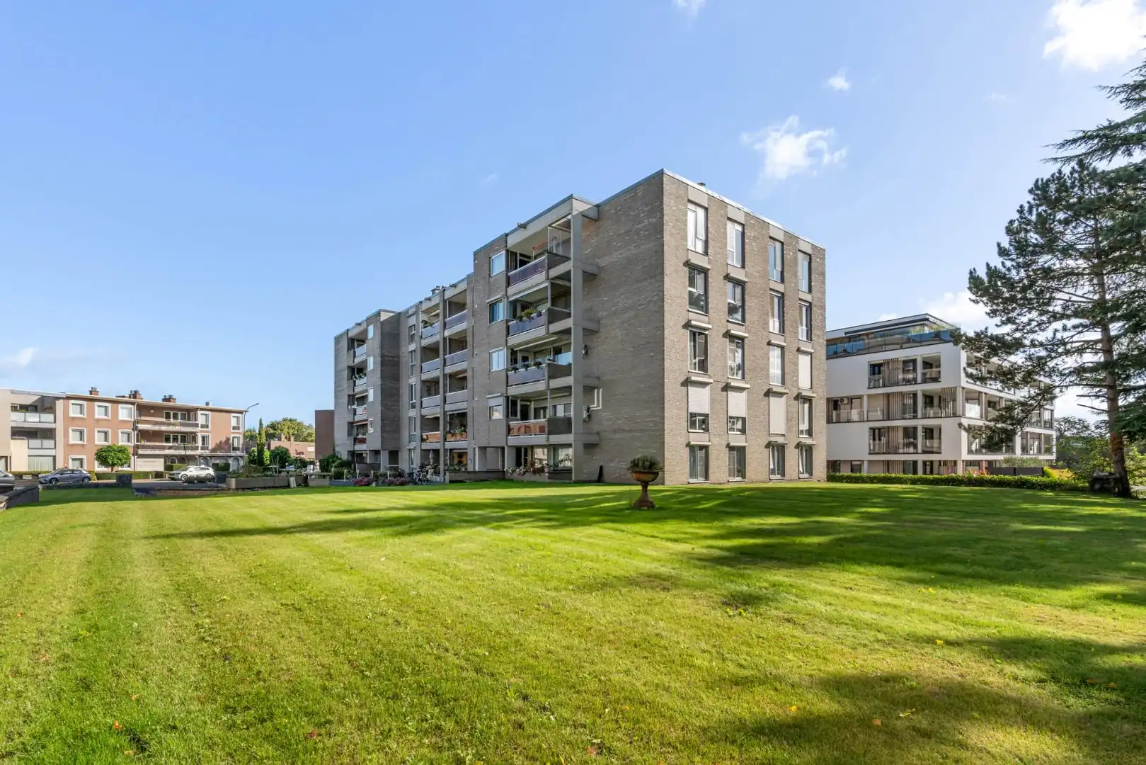 Functioneel investeringsappartement voorzien van 3 slaapkamers, een terras, autostandplaats en kelderberging!  foto 3