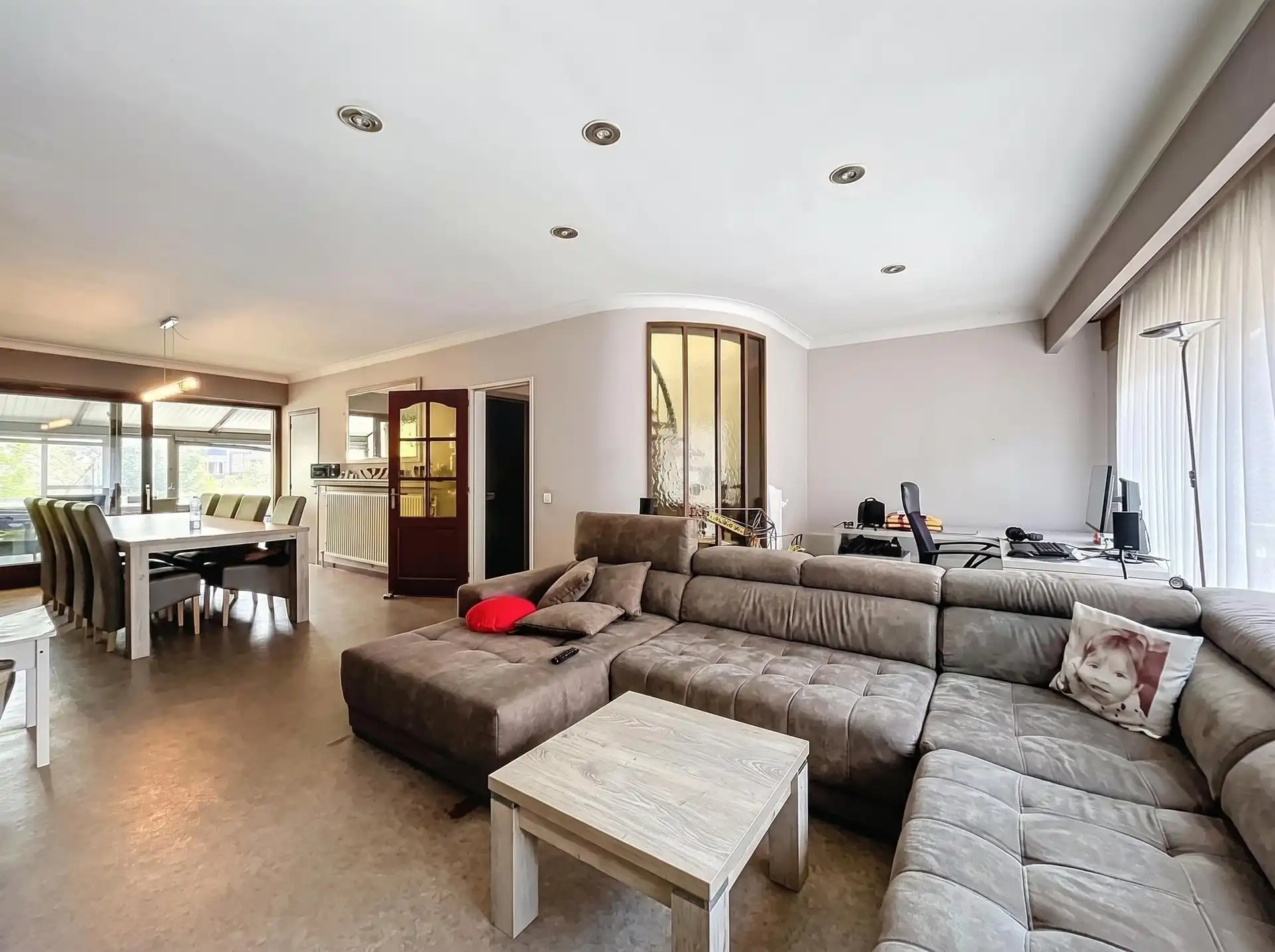 Ruime woning met 4 slaapkamers en garage gelegen in gunstige omgeving te Zwijndrecht! foto 2