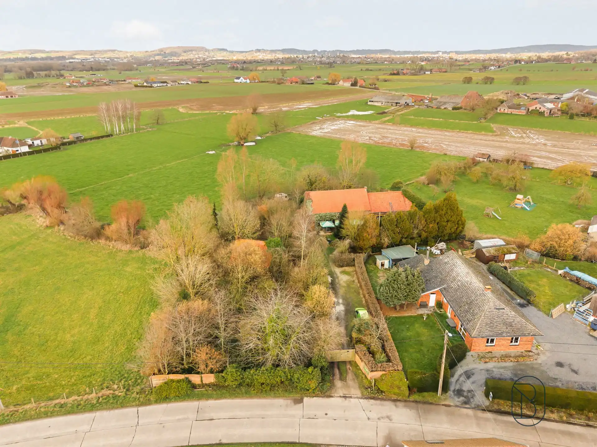 Hoeve met handelsruimte en woning, ideaal gelegen! foto 4