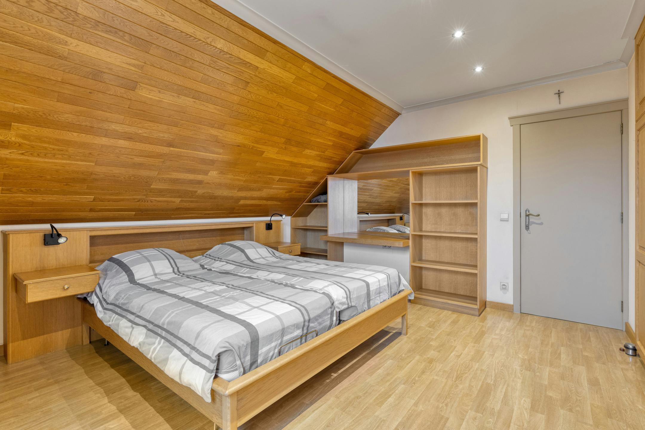 Mooie villa met schitterende tuin in residentiële woonwijk foto 16