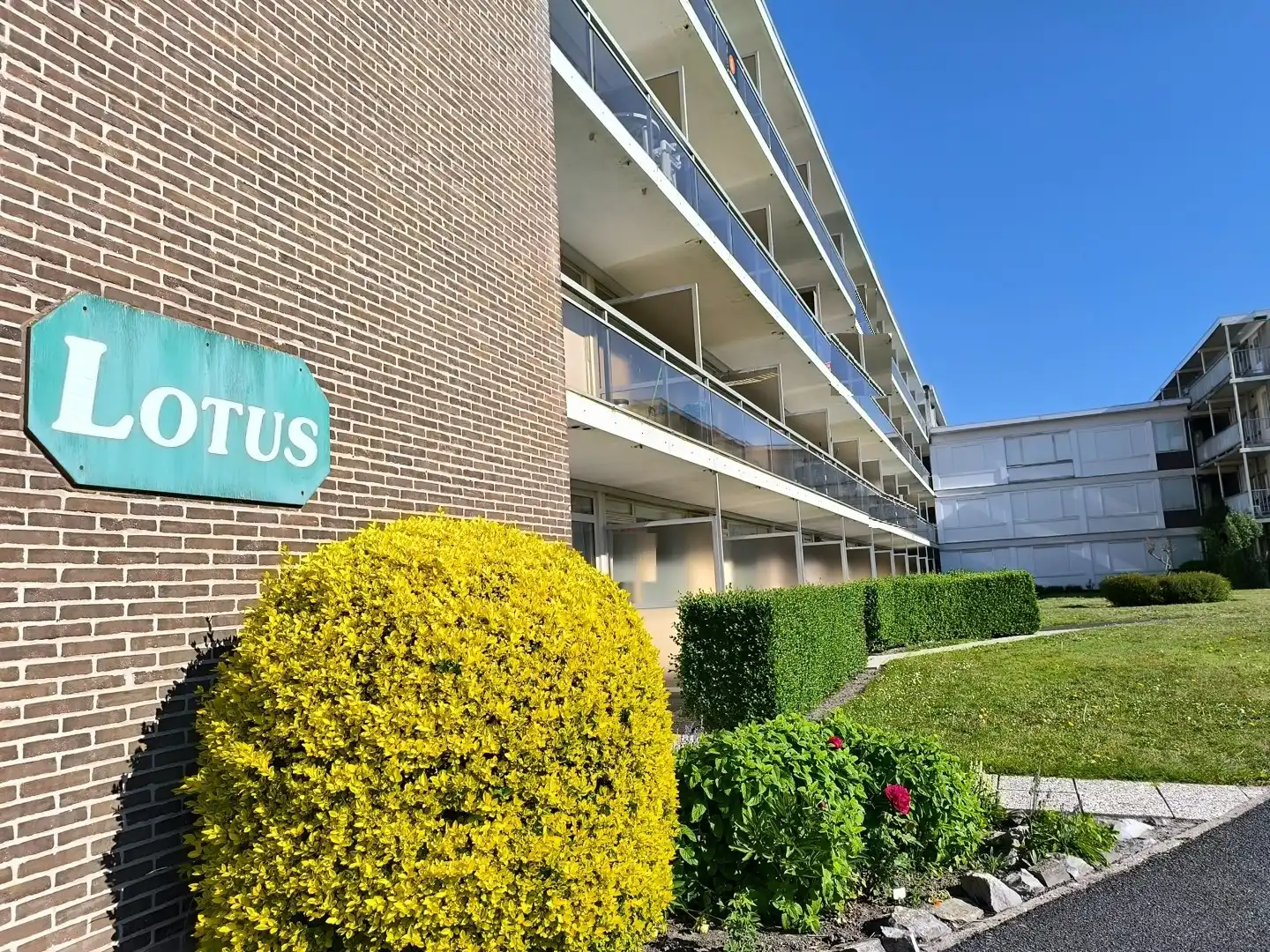 Hoofdfoto van de publicatie: Verzorgd 1-slaapkamerappartement te koop in Vosseslag – De Haan.