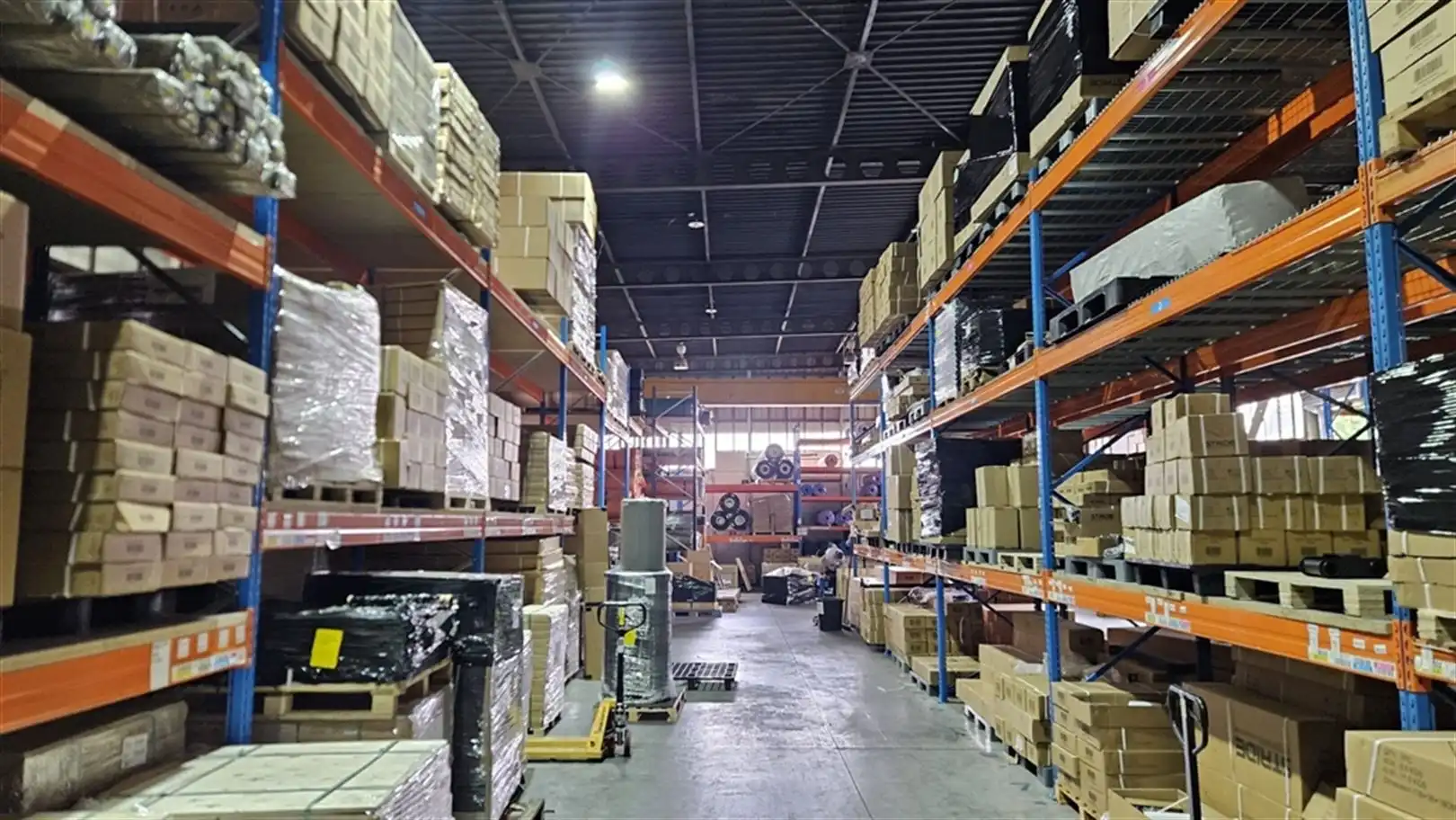 Magazijn met kantoren op toplocatie in Zwijnaarde foto 12