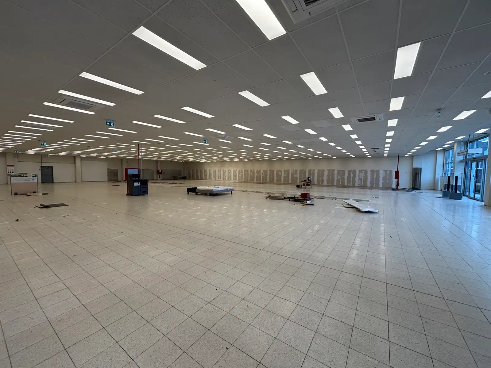 Baanwinkel van 1.700 m² te huur in Oostende foto 2