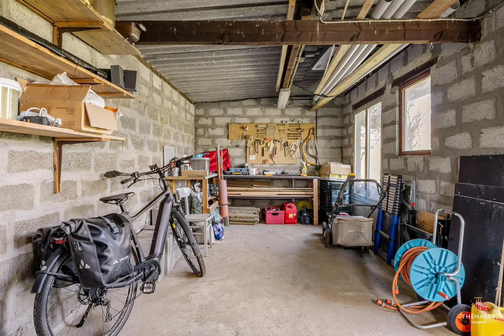 Ruime halfopen woning met 3 slaapkamers en prachtige tuin. foto 23