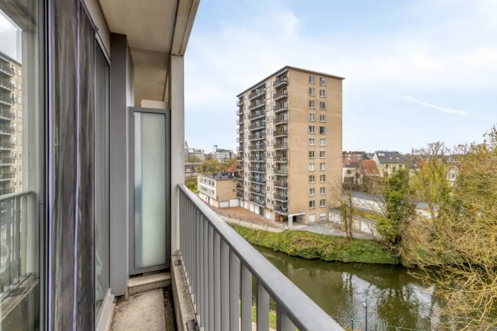 Ruim 3-slaapkamerappartement met zuidgericht terras en open zichten. foto 11