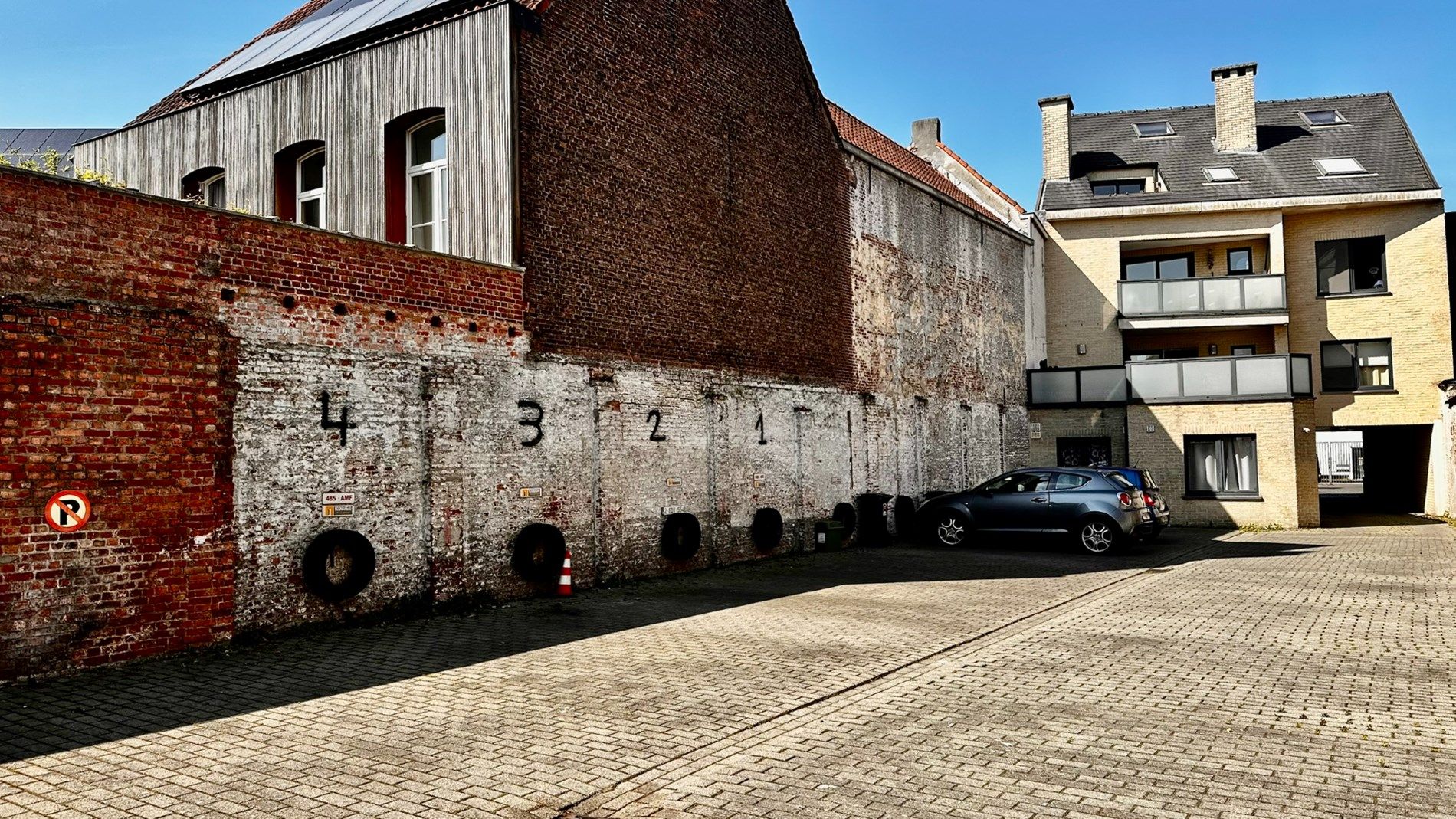 Autostaanplaats te Lokeren - Vrijheidsplein foto {{pictureIndex}}