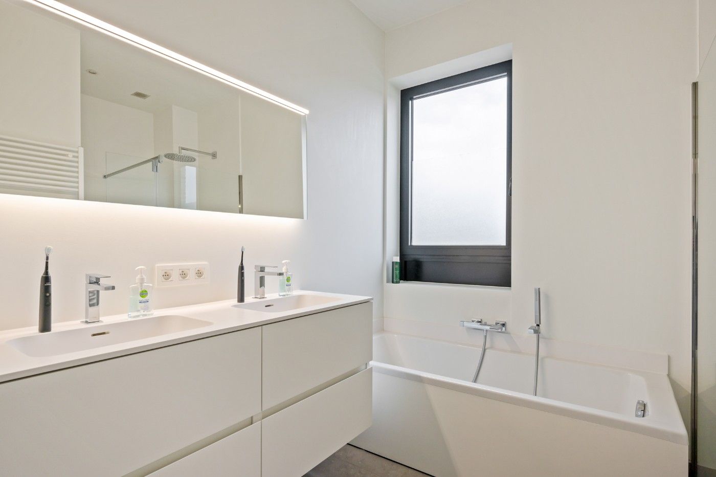 Instapklaar app. op 1ste verd. met 2 slpk., terras en autostaanplaats foto 13