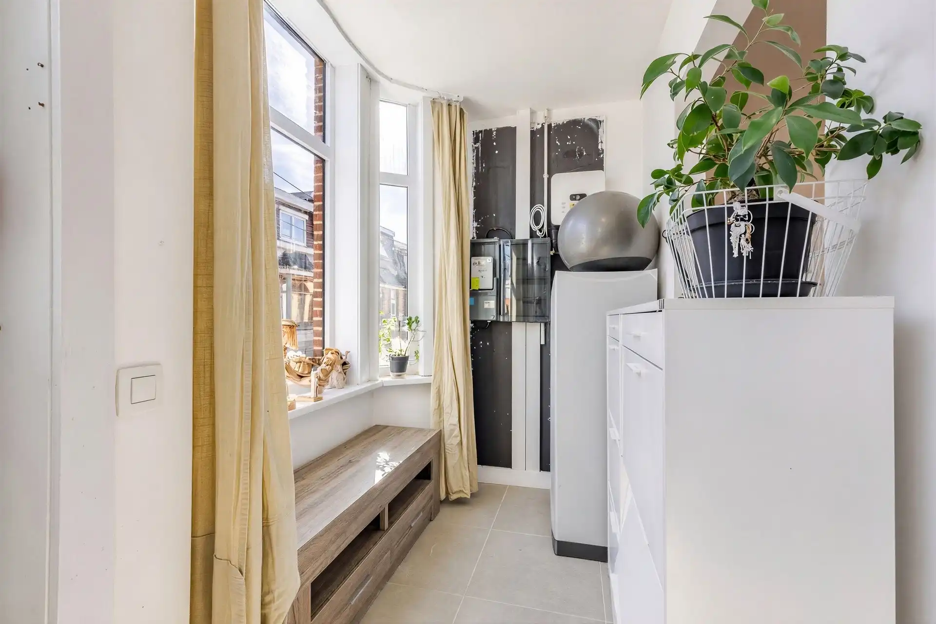 Prachtig gerenoveerde woning met 2 slks en buitenruimte foto 2