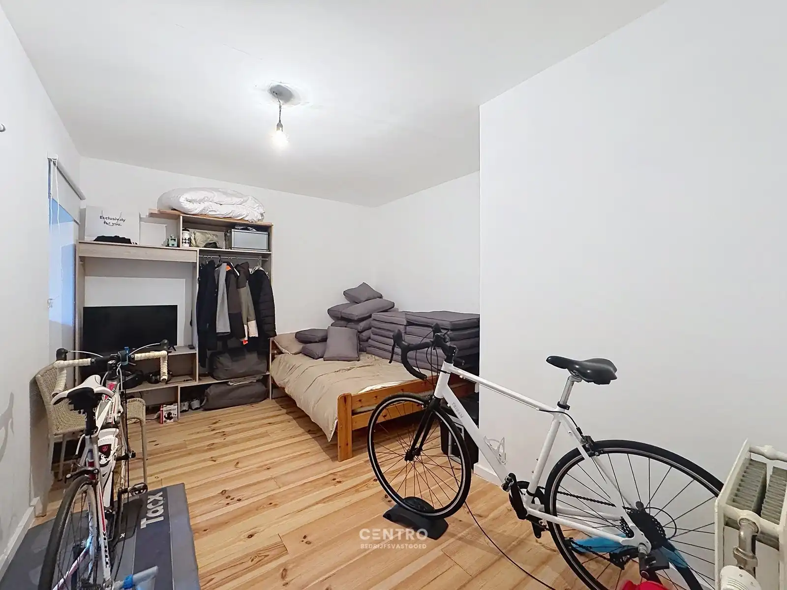 Instapklaar BEDRIJFSGEBOUW bestaande uit een MAGAZIJN (350m2) met geïntegreerde WONING (140m2) op ambachtelijke zone "De Leiteweg" te Oostkamp (Ruddervoorde). foto 7