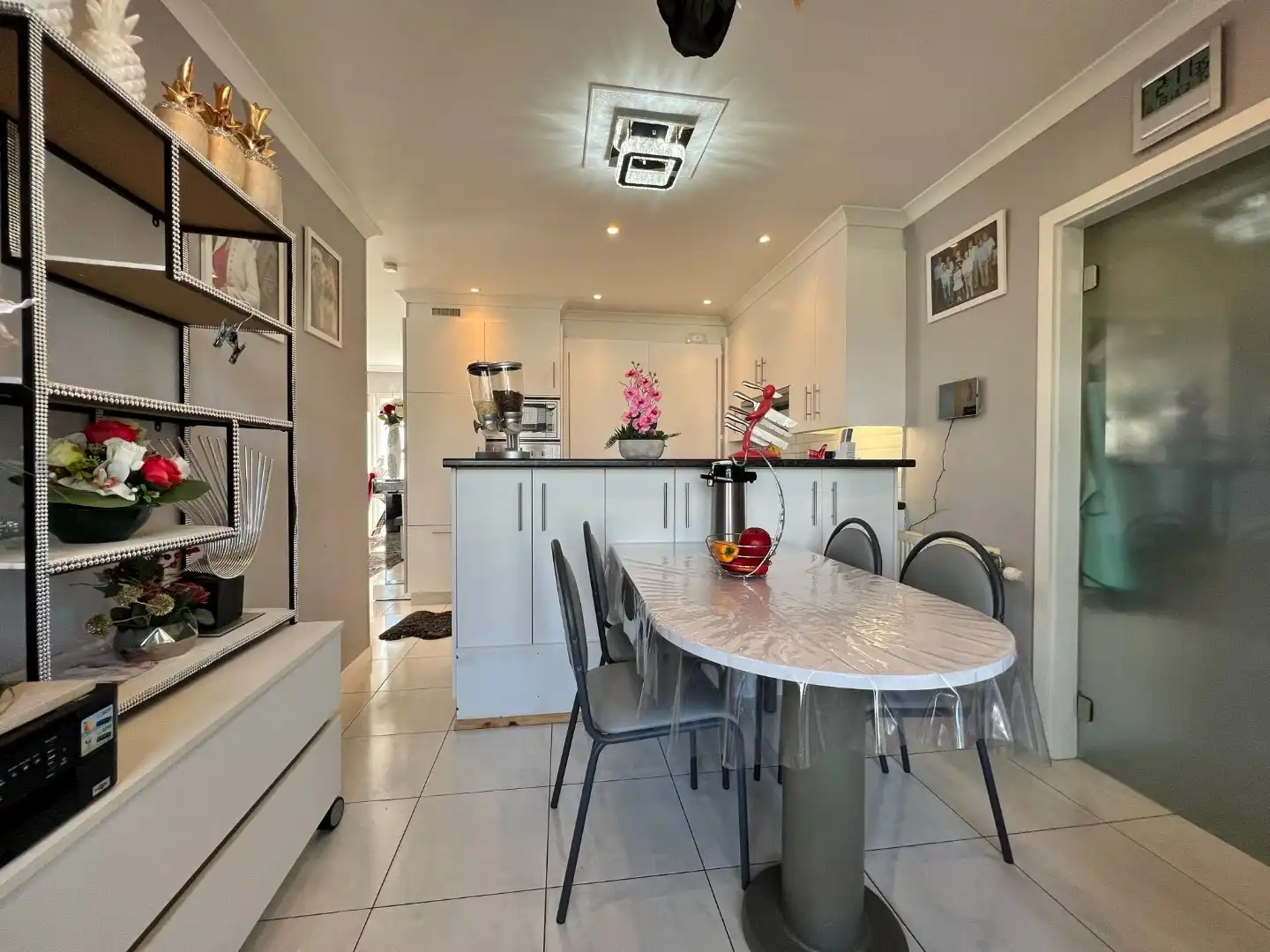 Instapklare woning met 4 slaapkamers, zonnige tuin en carport. foto 5