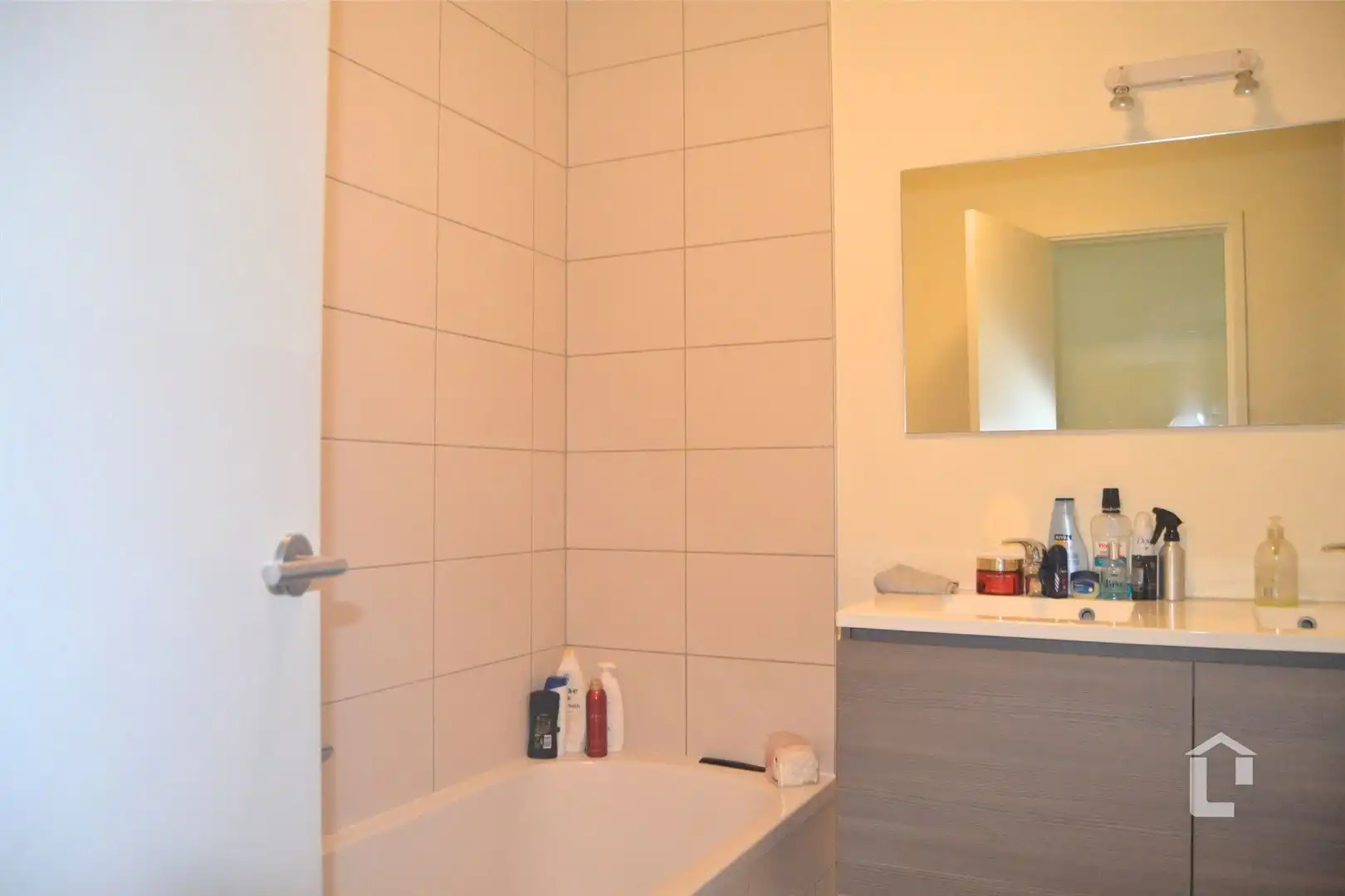 Recent, instapklaar gelijkvloersappartement met groen uitzicht foto 9