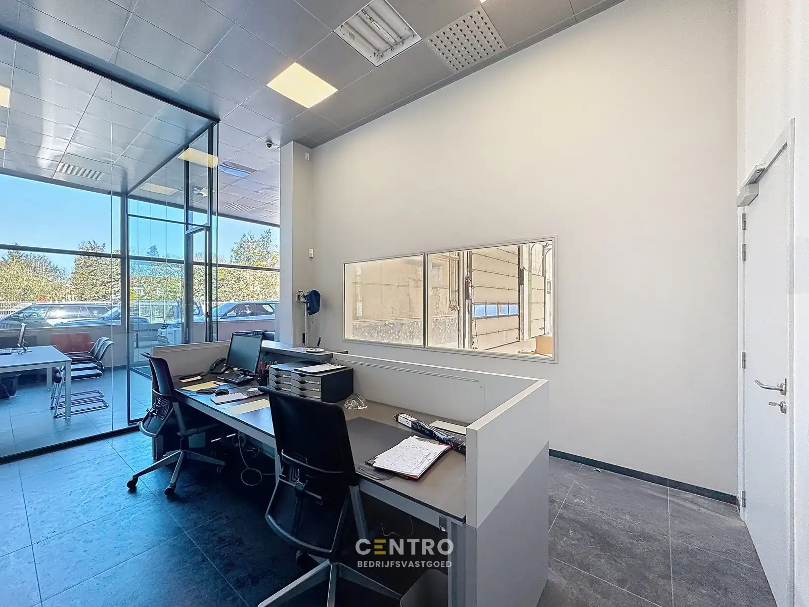 Op Toplocatie: Instapklaar HANDELSPAND bestaande uit MAGAZIJN (440m²) met BURELEN/TOONZAAL (85m²) en verhard terrein voor -en achter het gebouw! foto 10