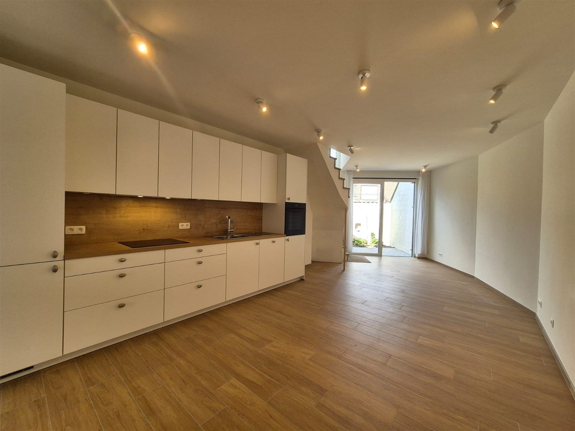 Moderne en energiezuinige nieuwbouwwoning met 2 slaapkamers en koer. foto 4
