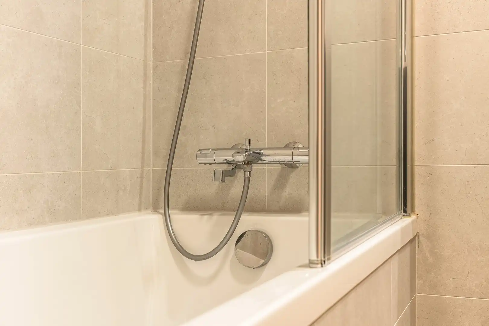 INSTAPKLAAR GELIJKVLOERS APPARTEMENT MET ZUIDTUIN & GARAGE foto 14