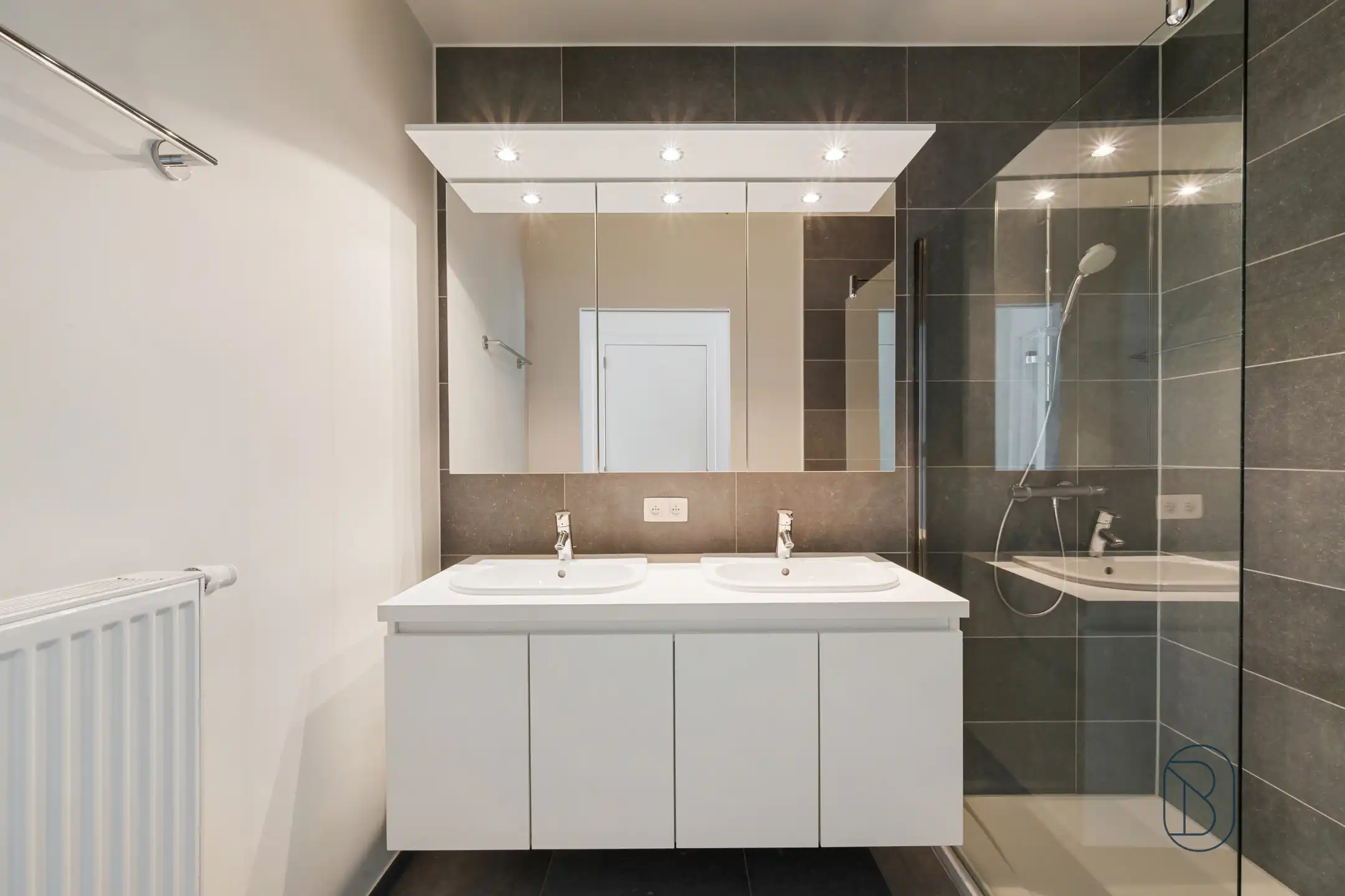 Recent instapklaar appartement met terras op De Munt in Roeselare! foto 10