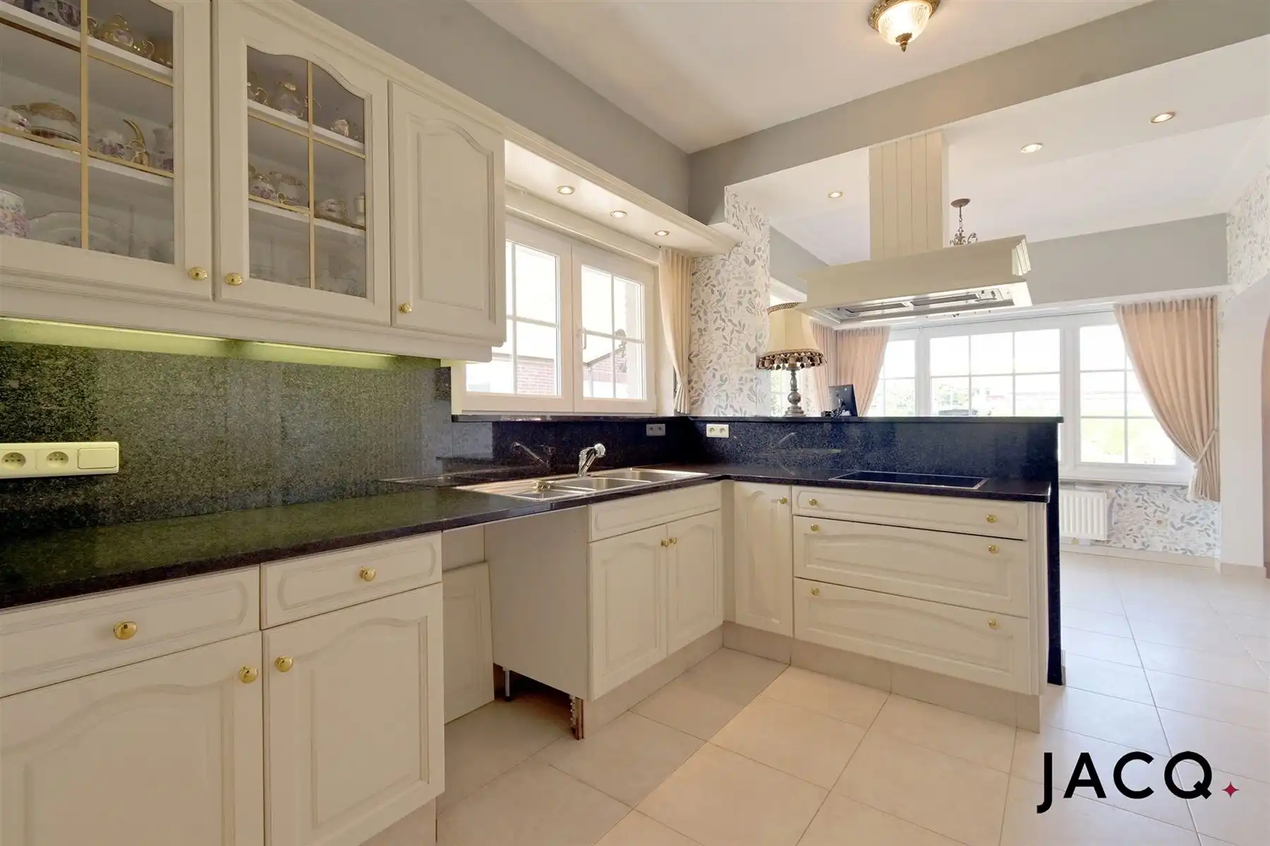 Ruime villa met 4slpk's op een prachtig perceel van 1203m²! foto 10