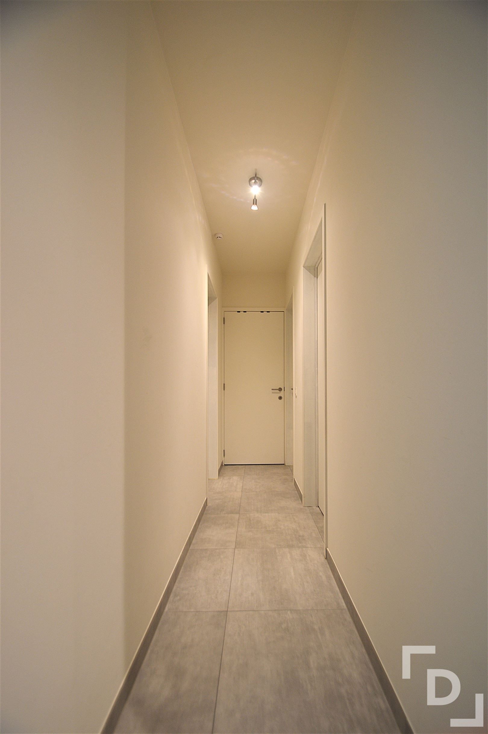 Recent gebouwd appartement met staanplaats te huur in centrum Ieper. foto 13