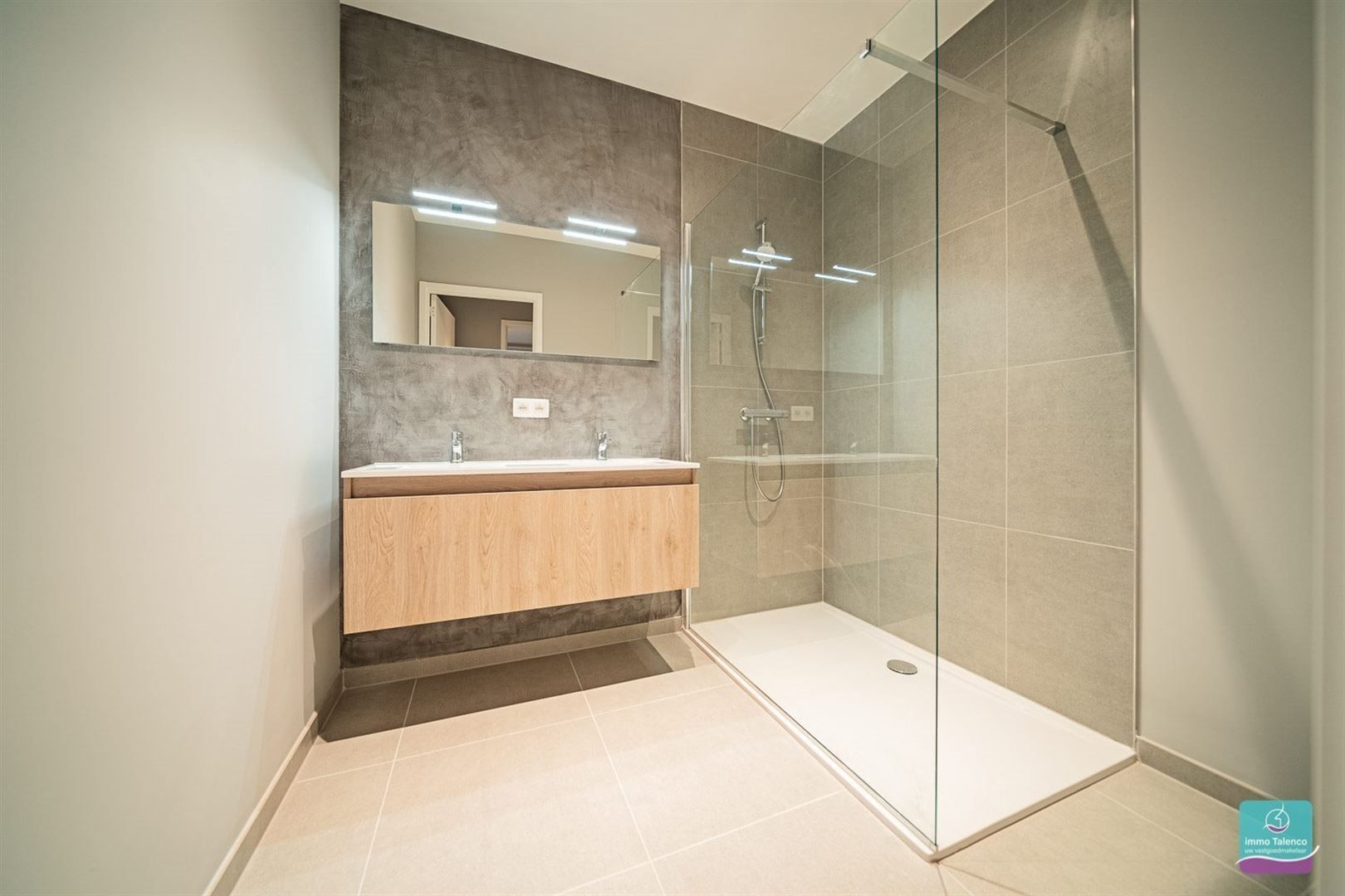 App 1 slpk met dressing/bureau, terras en autostaanplaats foto 9