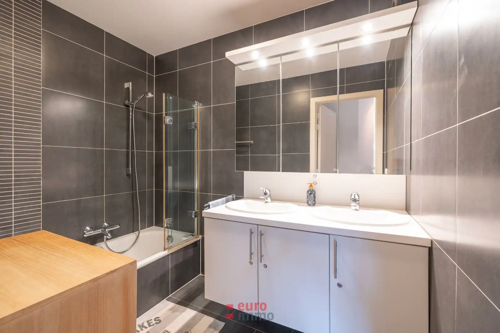 Lichtrijk hoekappartement met zonnige tuin en verwarmd buitenzwembad foto 10