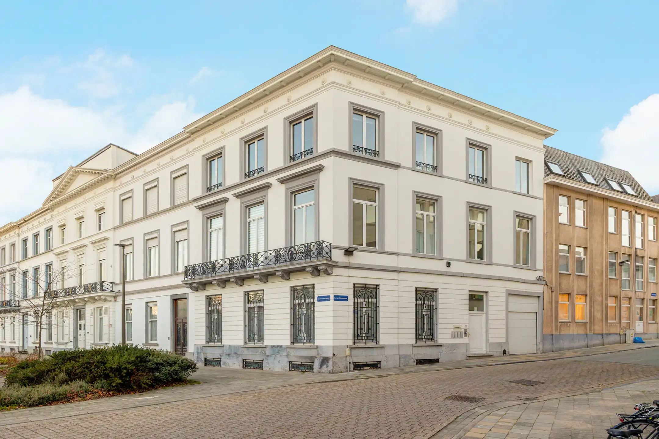 Karaktervol kantoorgebouw te huur in hartje Mechelen foto {{pictureIndex}}