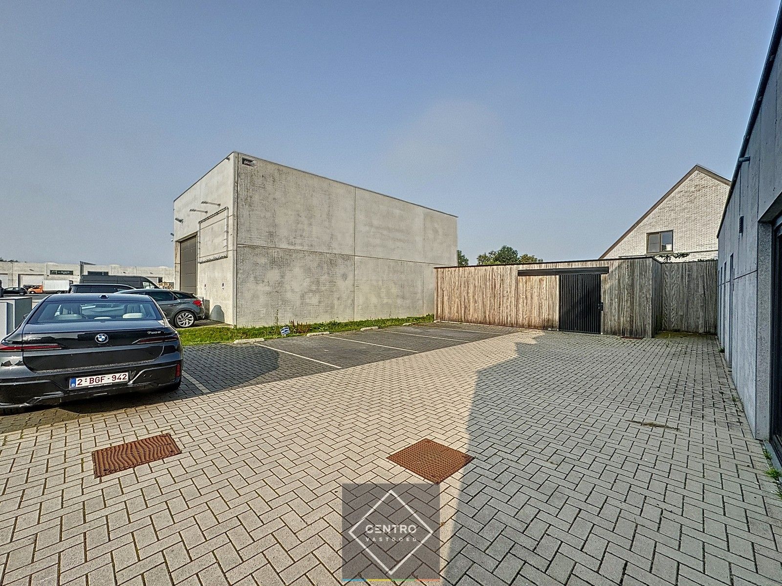 Goed geïsoleerd MAGAZIJN (174 m²) met volledig afgewerkt APPARTEMENT (103 m² - 1ste V.), voorzien van ZONNE-terras, private parkeerplaatsen en fietsenberging achter het gebouw foto 21