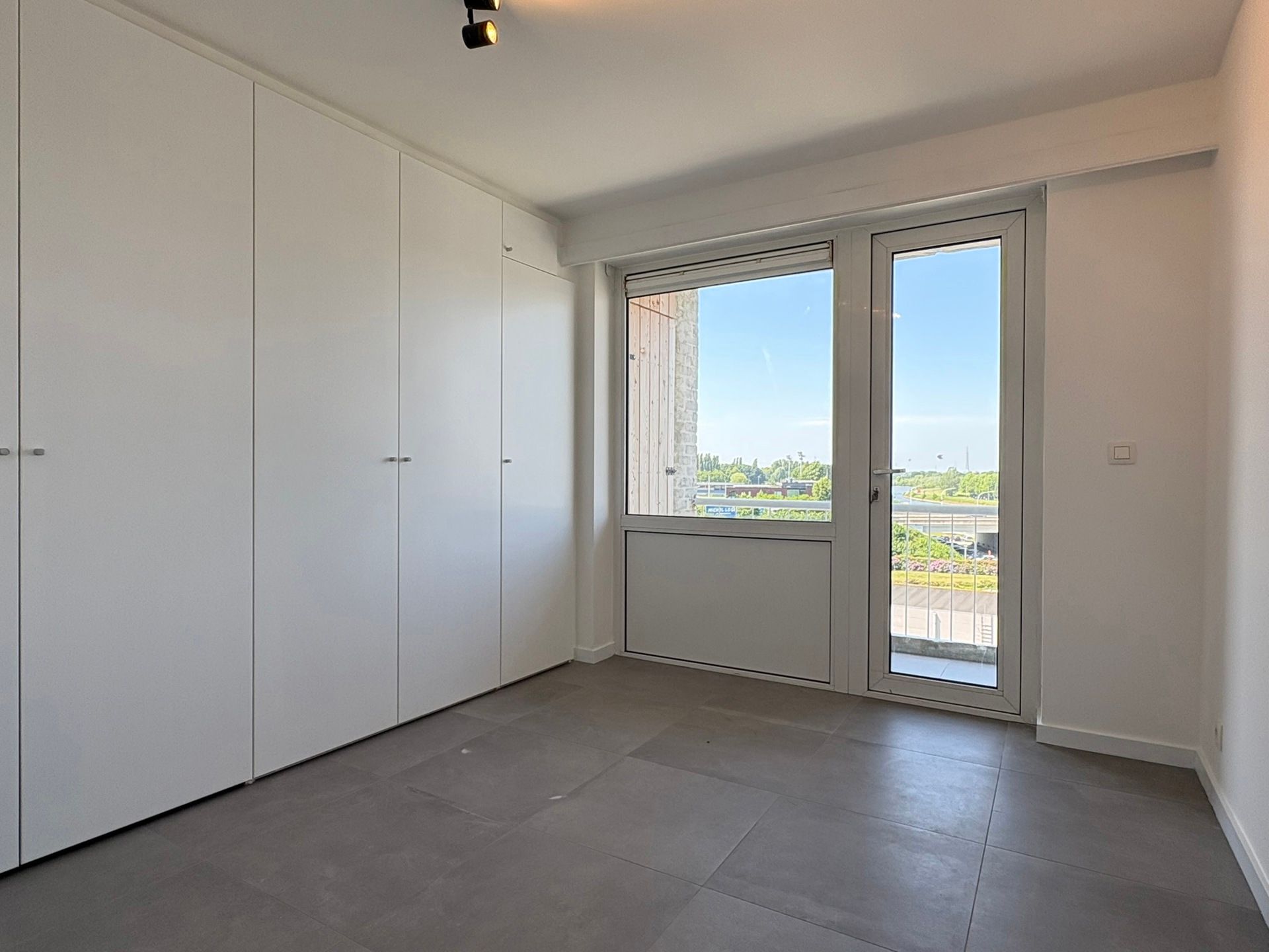 Volledig vernieuwd appartement met autostaanplaats in hartje Deinze foto 3