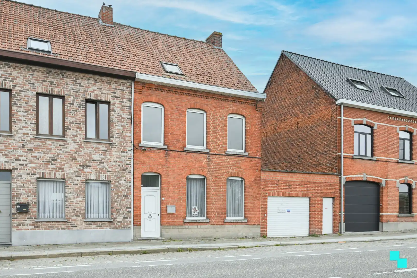Hoofdfoto van de publicatie: Woonst op riant perceel met ruime opslagruimte/garage