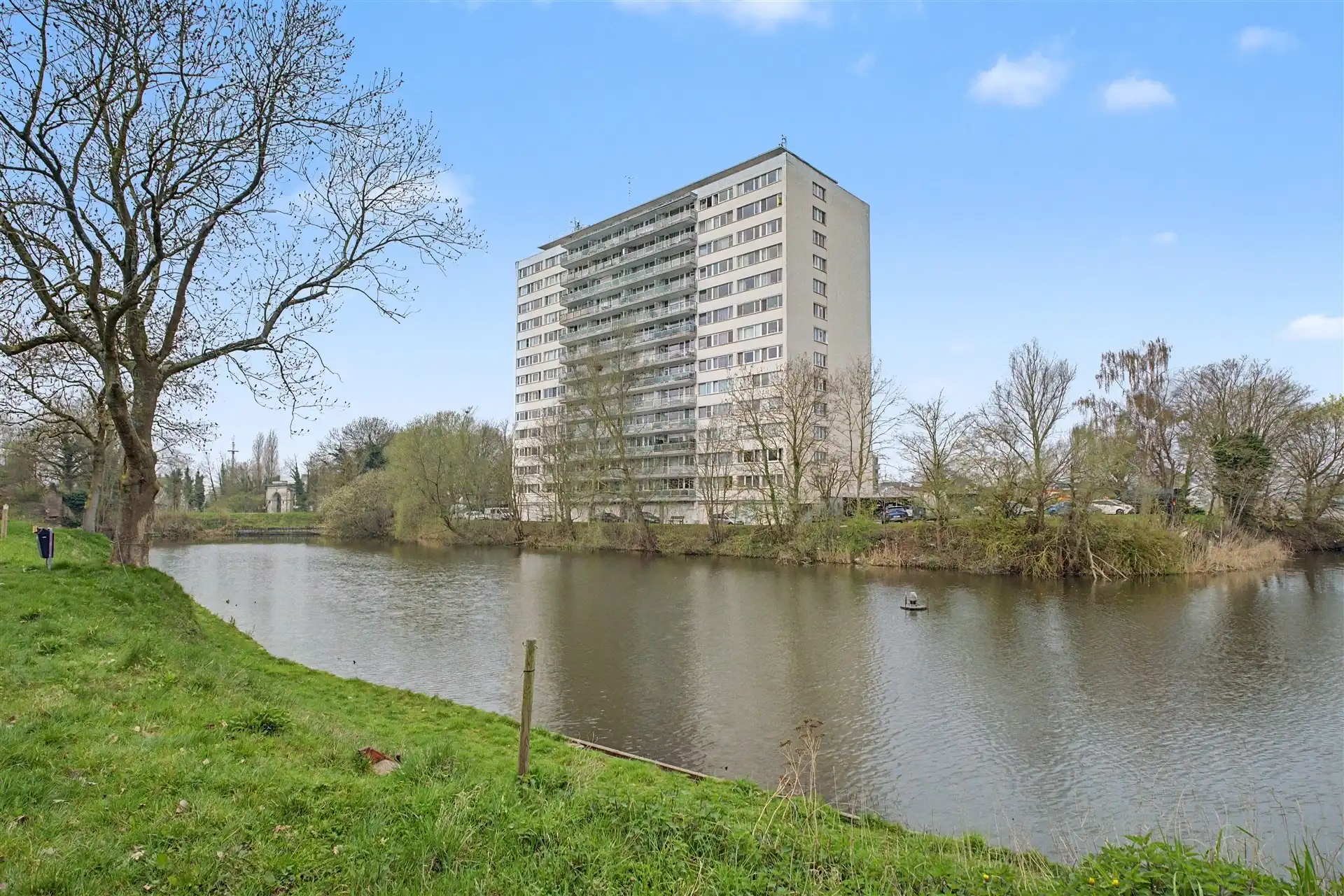 Centraal gelegen appartement op de eerste verdieping te Dendermonde foto {{pictureIndex}}