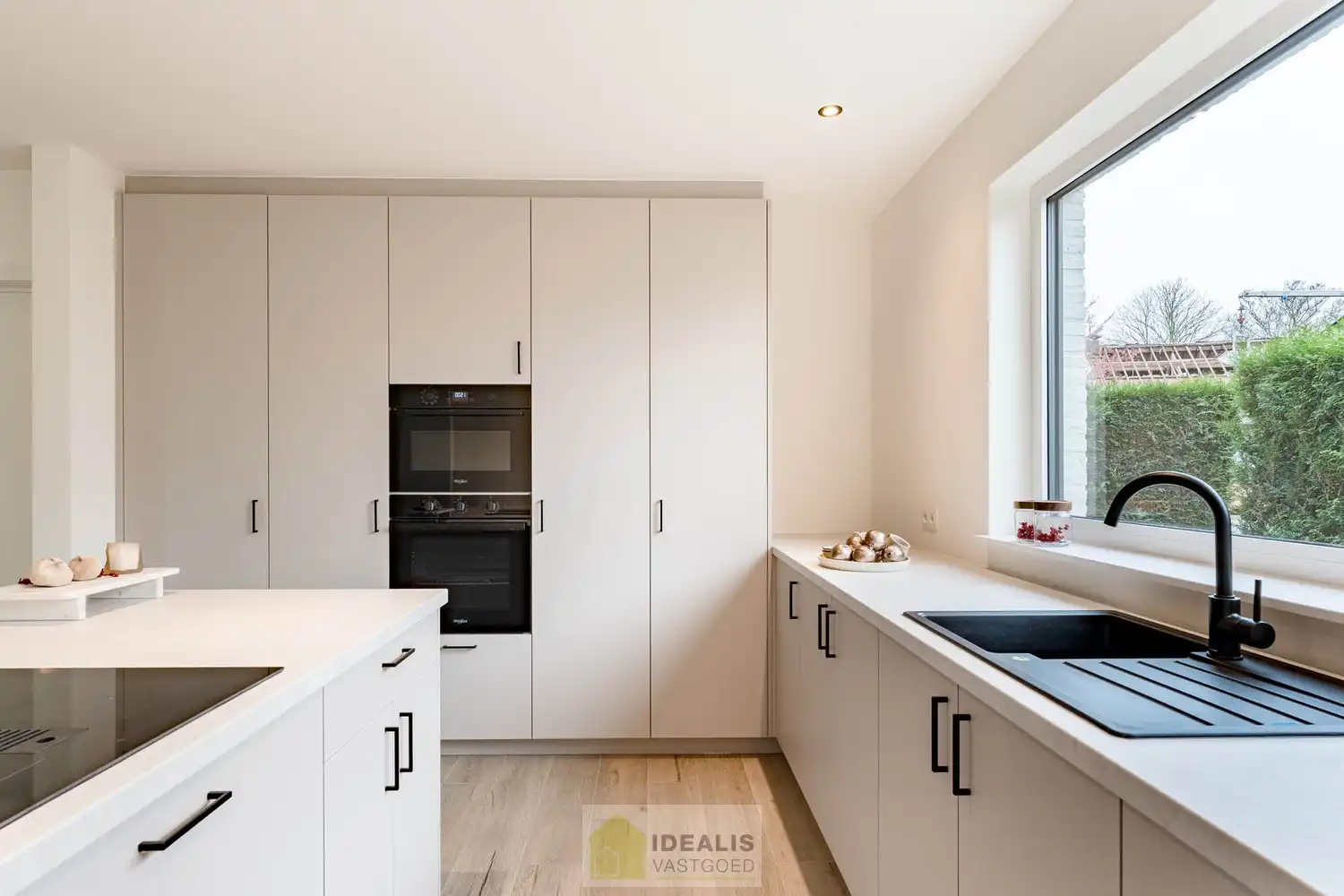 Schitterend volledig vernieuwde woning met een heerlijke open leefruimte, luxe keuken, 3 ruime slaapkamers, een ruime luxueuze badkamer én een apart bureel foto 17