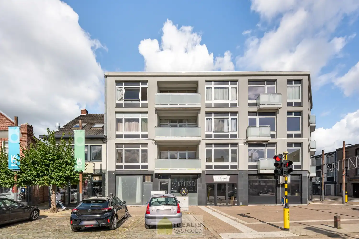 IDEALIS VASTGOED -  INVESTERINGSEIGENDOM BESTAANDE UIT 2 GELIJKVLOERSE HANDELSPANDEN EN 5 BOVENLIGGENDE APPARTEMENTEN IN HET CENTRUM VAN PELT! – te renoveren investeringseigendom op een toplocatie in Pelt (Neerpelt). Gelijkvloers 2 handelspanden, op de 1ste verdieping een 3 slpk.-appartement, 2de verdieping een 3 slpk.-appartement en een 1 slpk.-appartement en op de 3de verdieping een 3 slpk.-appartement en een 1 slpk.-appartement. Geschikt voor zij die zoeken naar een interessante investering in het centrum van Pelt. foto 2