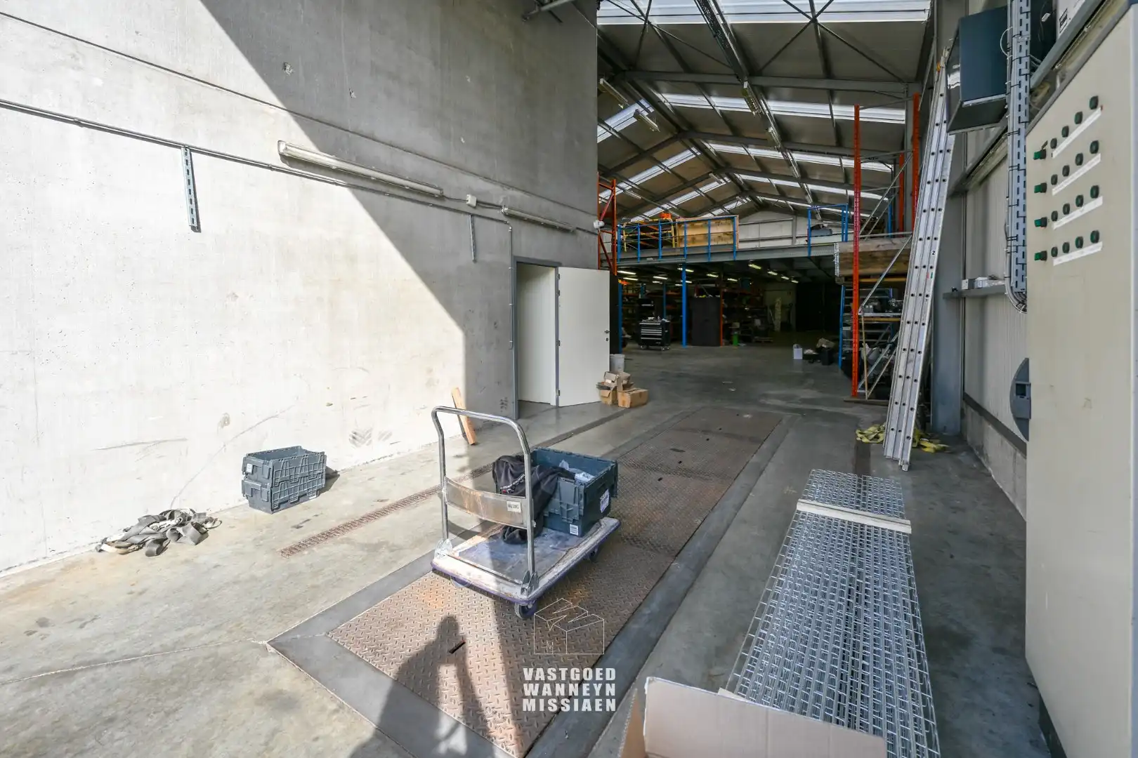 Loods met laadkade, geïntegreerd kantoor en conciërgewoning op 1124 m² foto 27