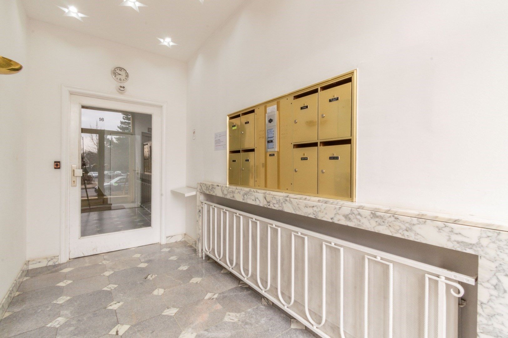 Gerenoveerd opbrengstgebouw - 6 appartementen + 5 garages! foto 7