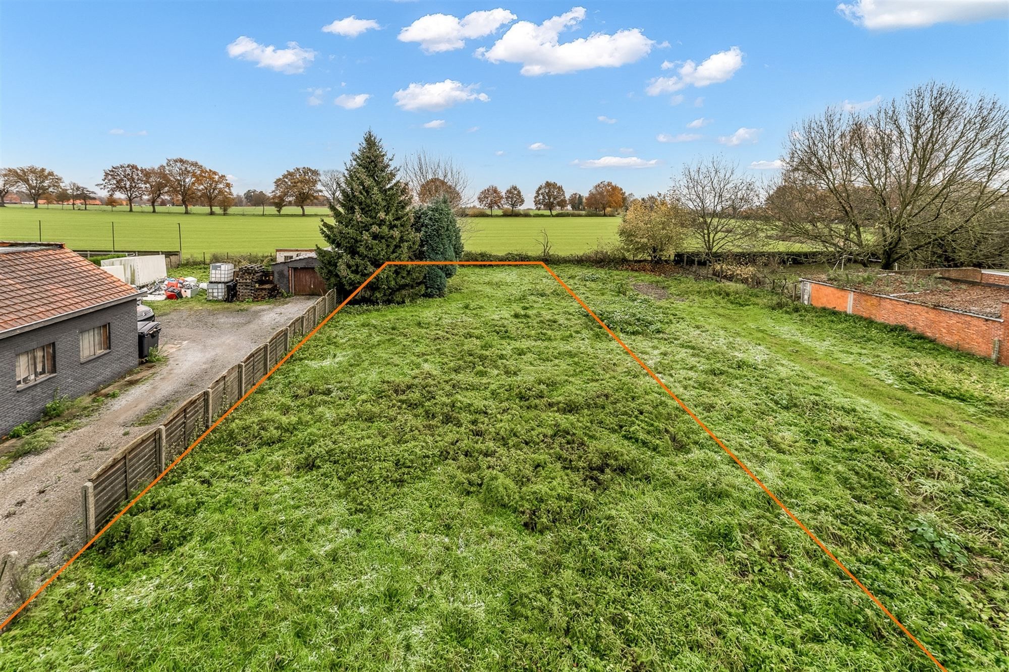 GOED GELEGEN BOUWGROND VAN 749M2 VOOR OPEN BEBOUWING foto {{pictureIndex}}