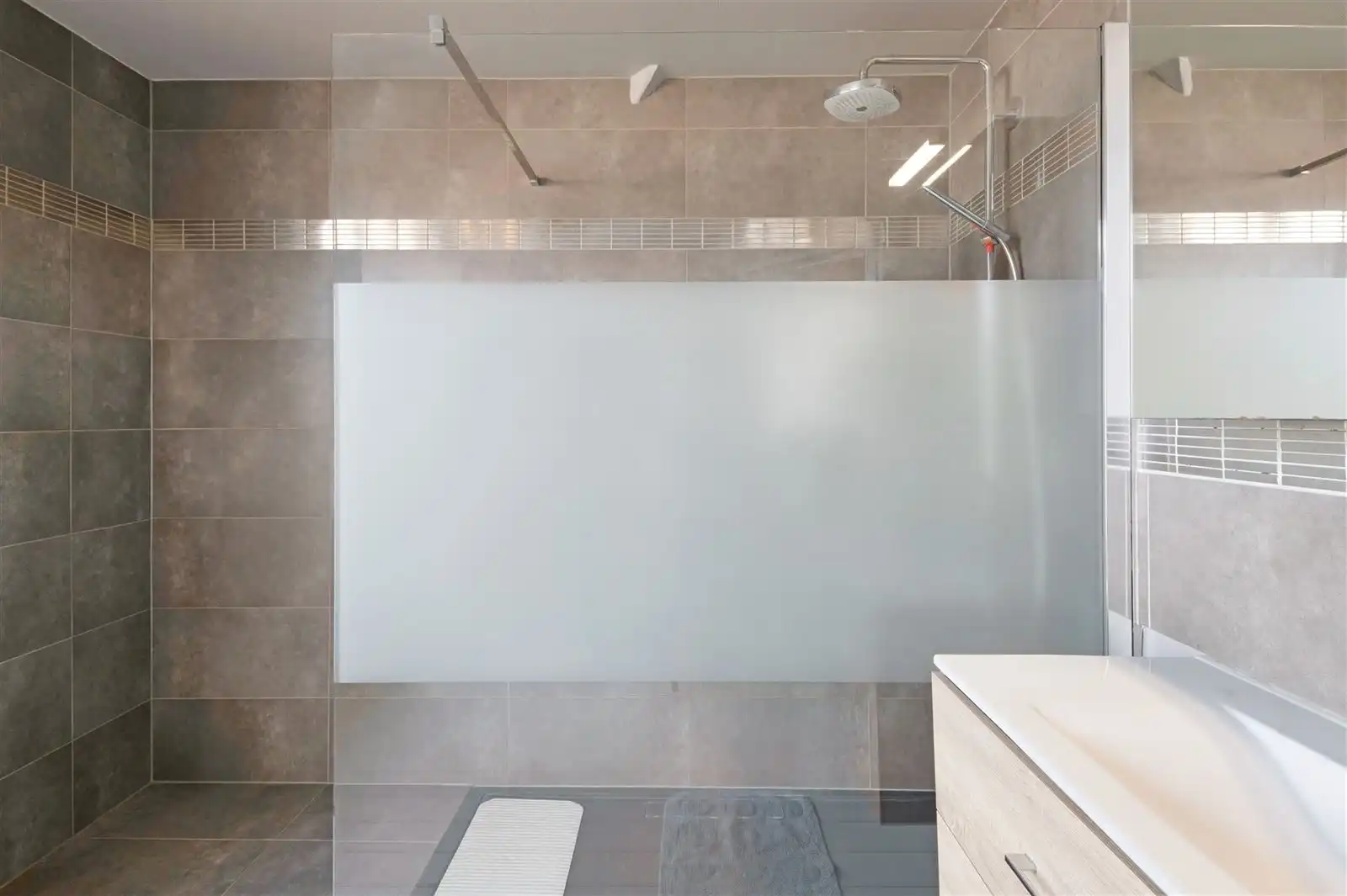 Instapklare gezinswoning met private parking. foto 6