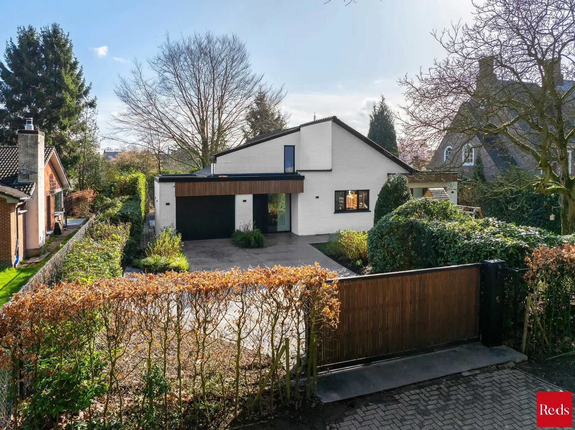 Stijlvolle, energiezuinige woning met rondom heerlijke tuin  foto {{pictureIndex}}