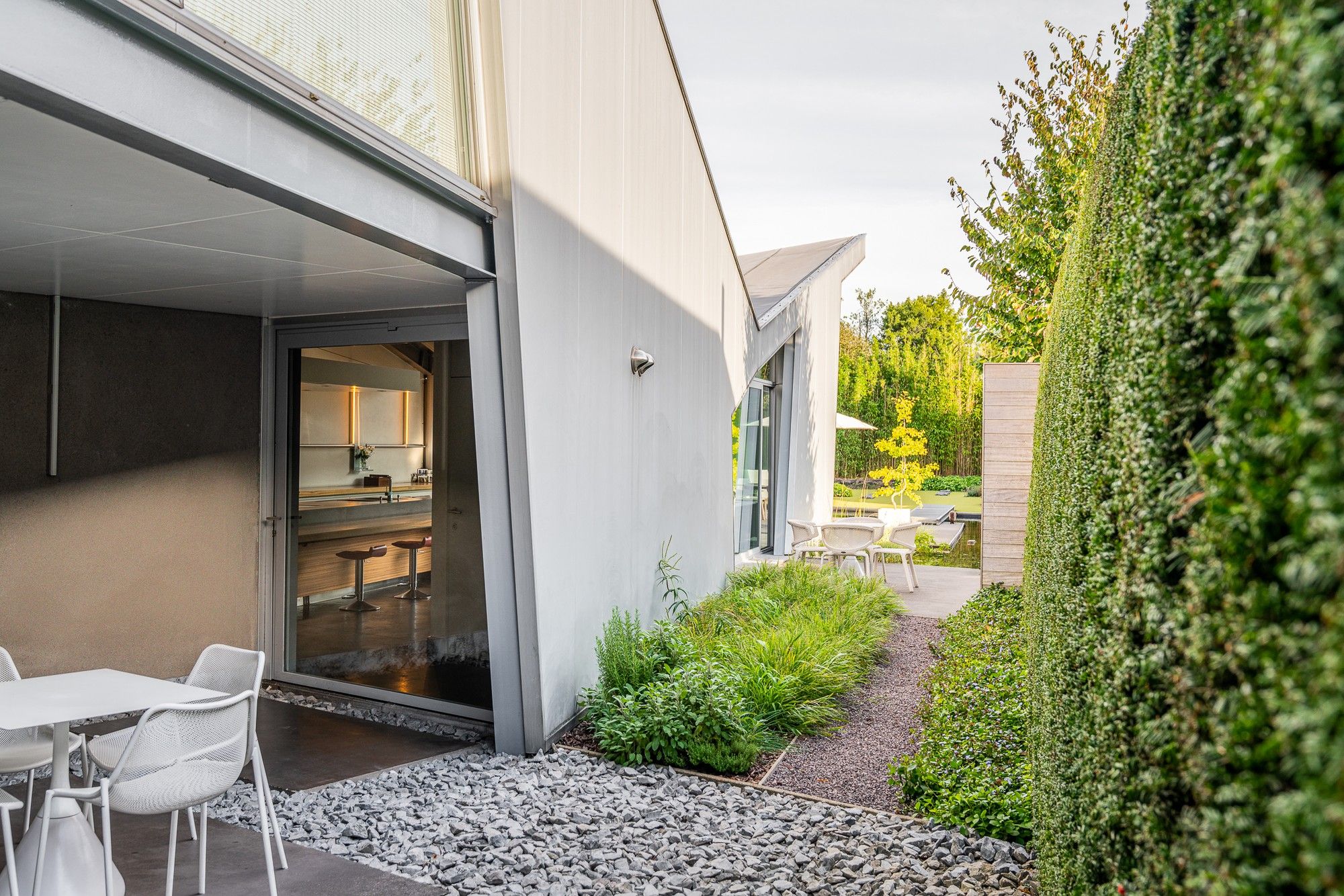 Instapklare design - LOFT  ARCHITECTENWONING  met ZW - private tuin op goede ligging. foto 5