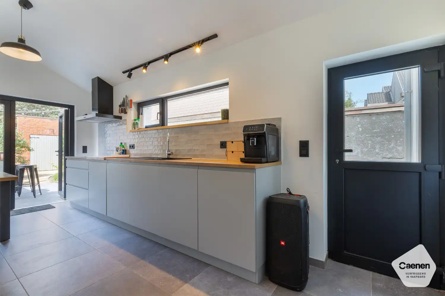 Volledig gerenoveerde woning in het hart van Assebroek met 3 mooie slaapkamers en prachtige tuin foto 2