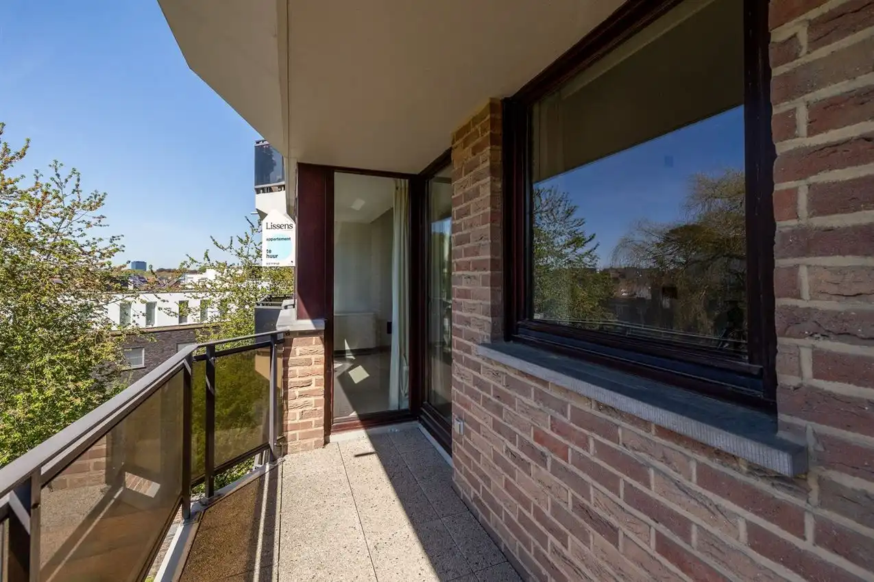 Vernieuwd app, twee slaapkamers, terras en garage foto 10