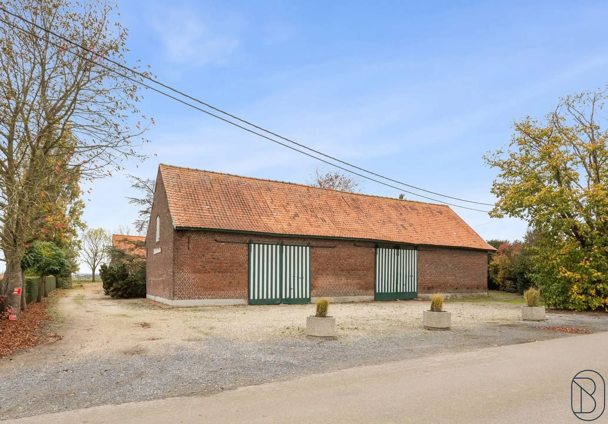 Unieke charmante vierkantshoeve op 1 hectare grond te Ieper foto 4