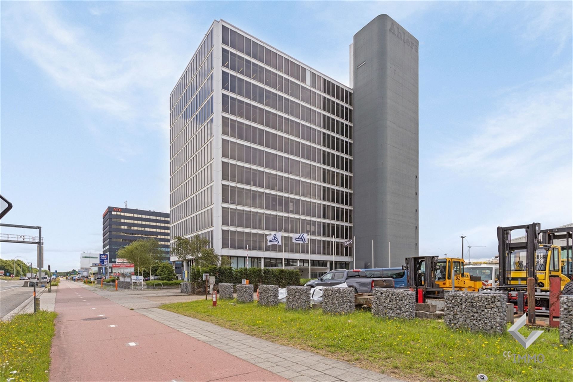 Prestigieuze kantoorruimtes te huur op praktische locatie! Met huurprijzen van 115 EUR/m² foto {{pictureIndex}}
