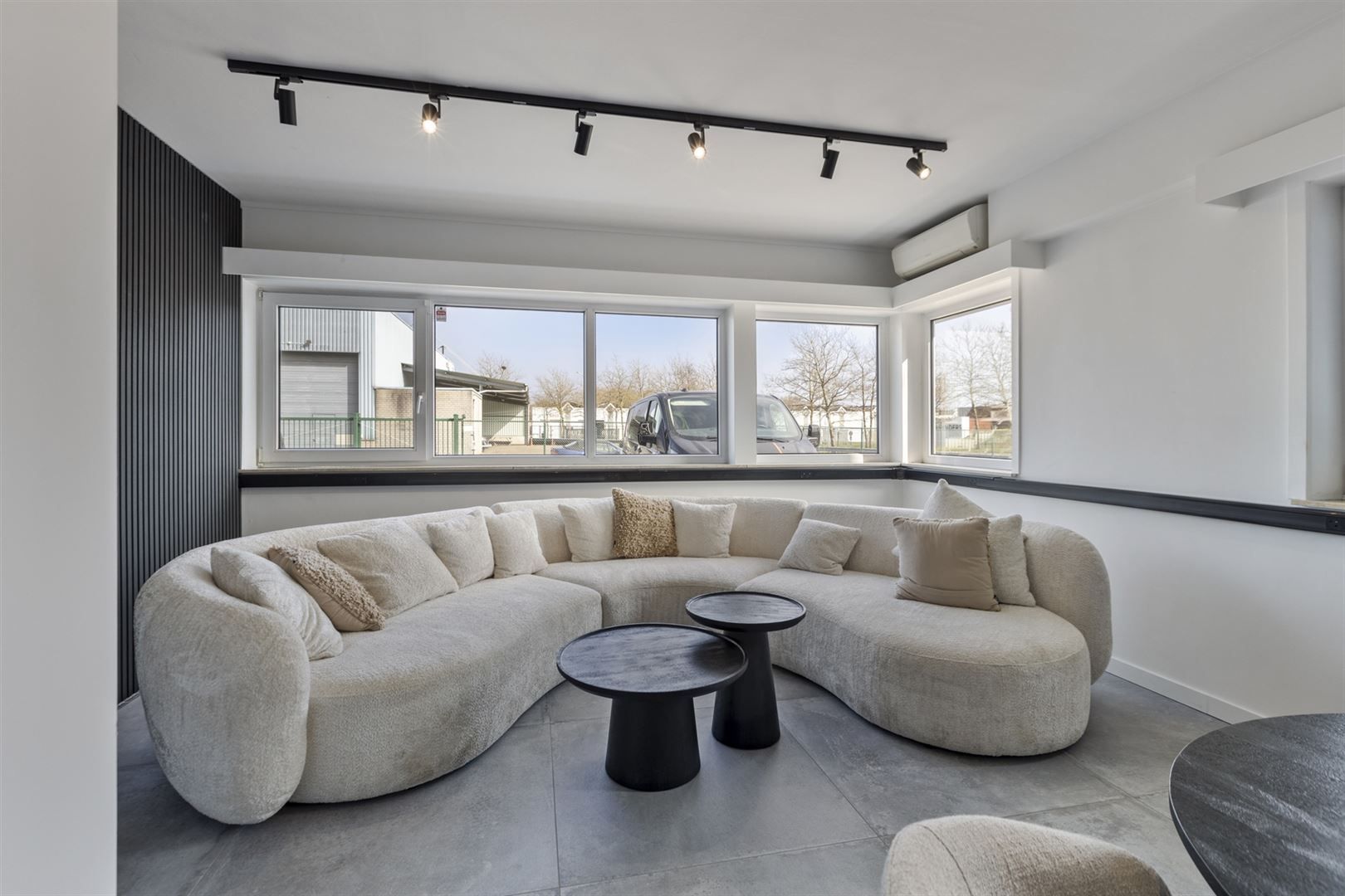 TE HUUR: Bedrijfsgebouw met kantoren te Houthalen! foto 9