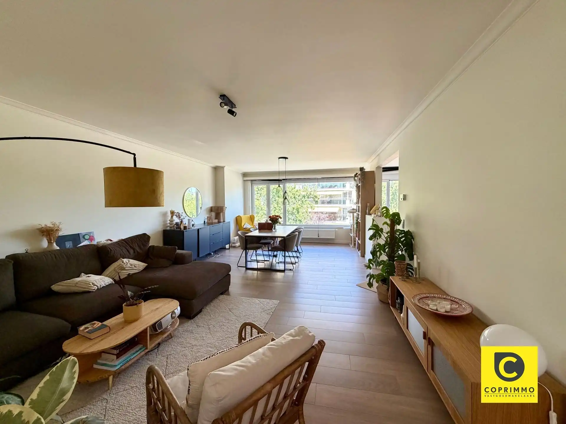 Gerenoveerd en lichtrijk 2 slpks appartement met terras! foto 3