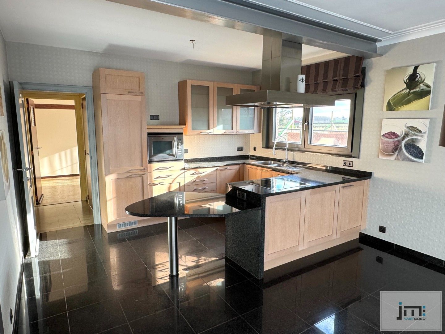 Goed onderhouden woning met ruime garage en carport foto 3