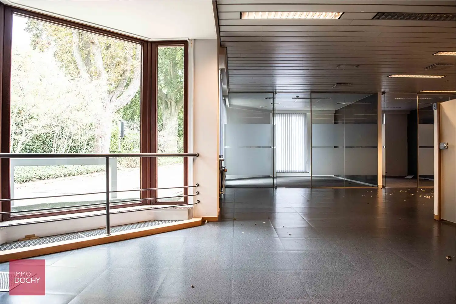 Multifunctioneel commercieel gebouw met parking en uitweg | Stationsstraat foto 7