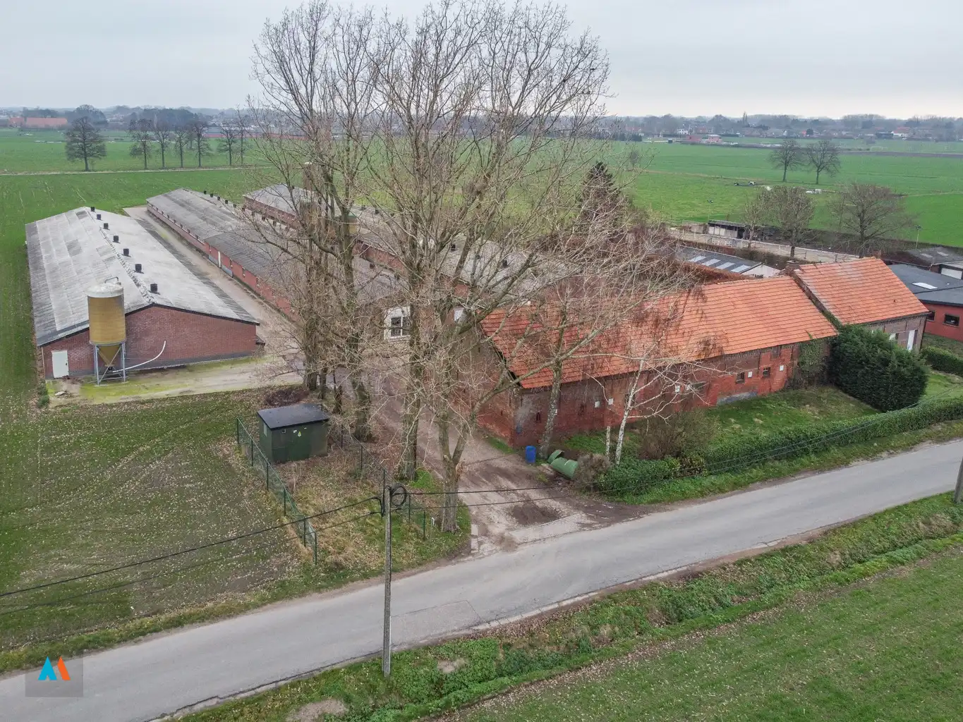 Actief mestvarkensbedrijf met langgevelhoeve foto 3