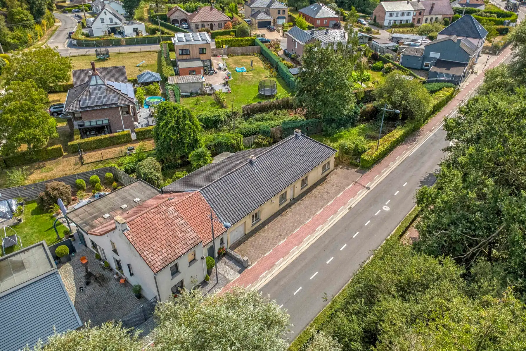 Landelijke laagbouw woning met mooie tuin foto 4
