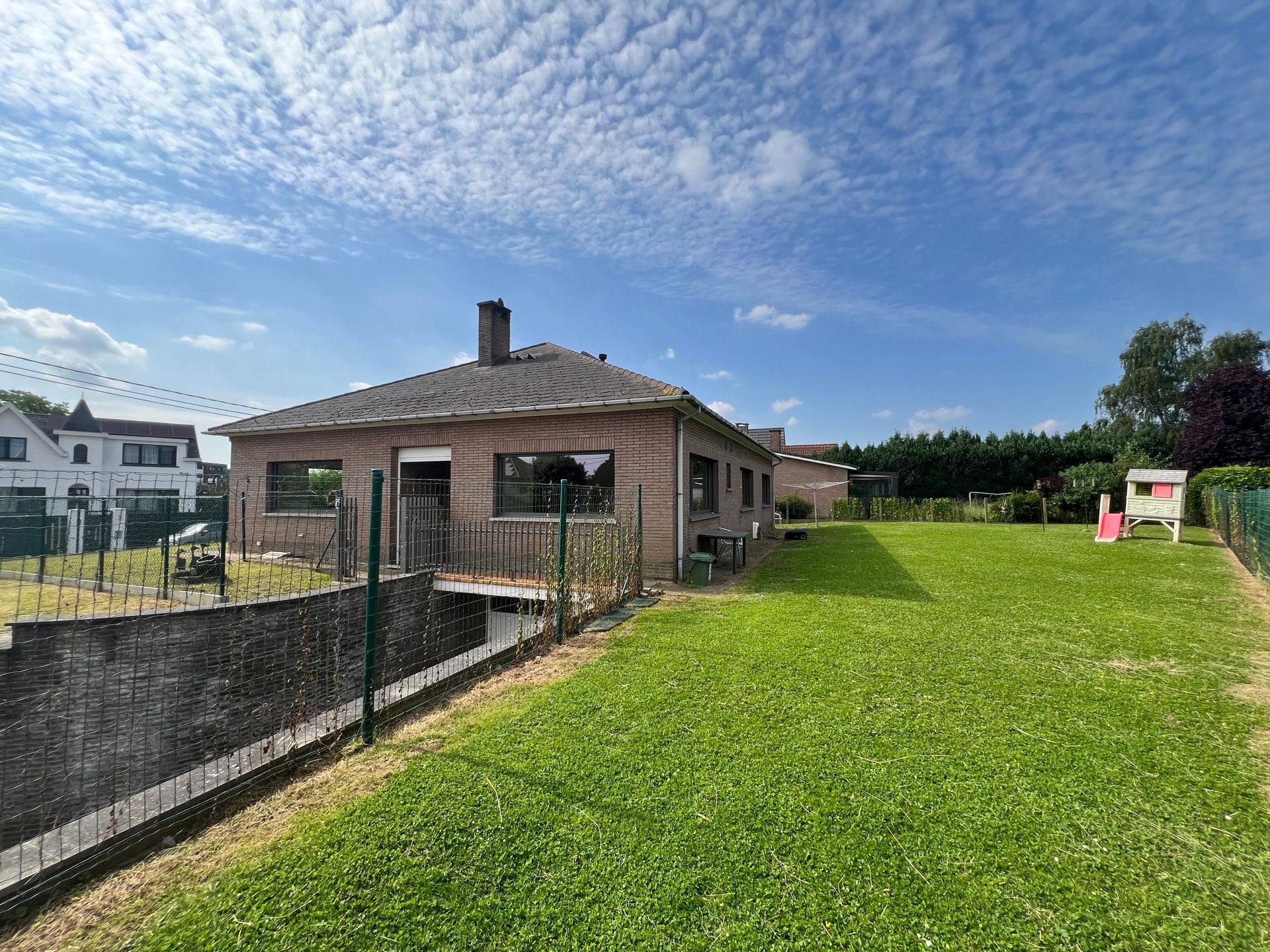Zeer ruime en kwalitatief gerenoveerde woning nabij centrum foto {{pictureIndex}}