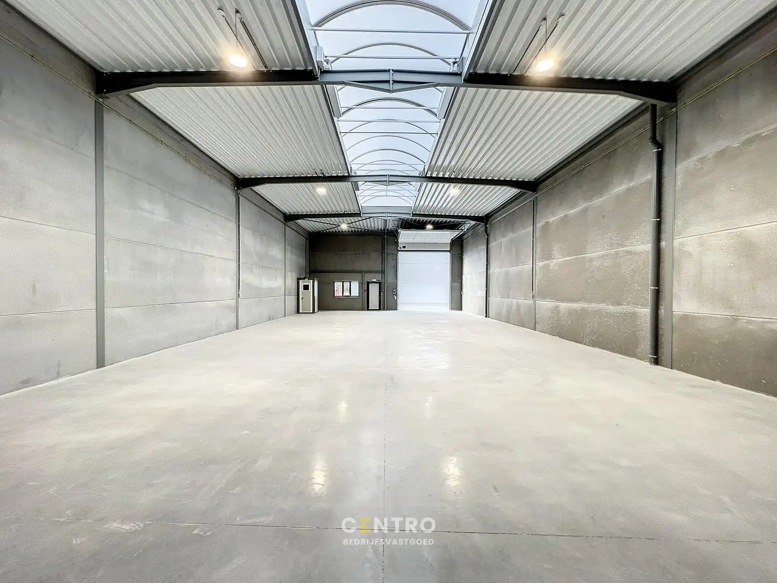 NB MAGAZIJN (312m2), voorzien van sectionaalpoort, deur, raam (voor kantoor) en 2 private parkeerplaatsen op industriezone te Waregem. foto 4